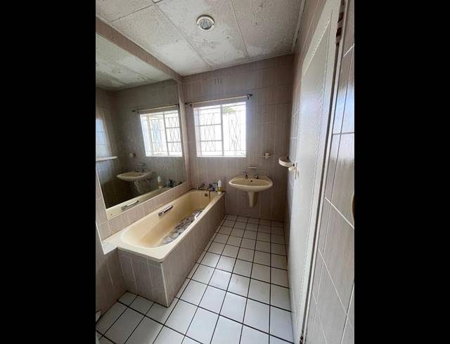 8 BEDROOM HOUSE FOR SALE IN WYCHWOOD